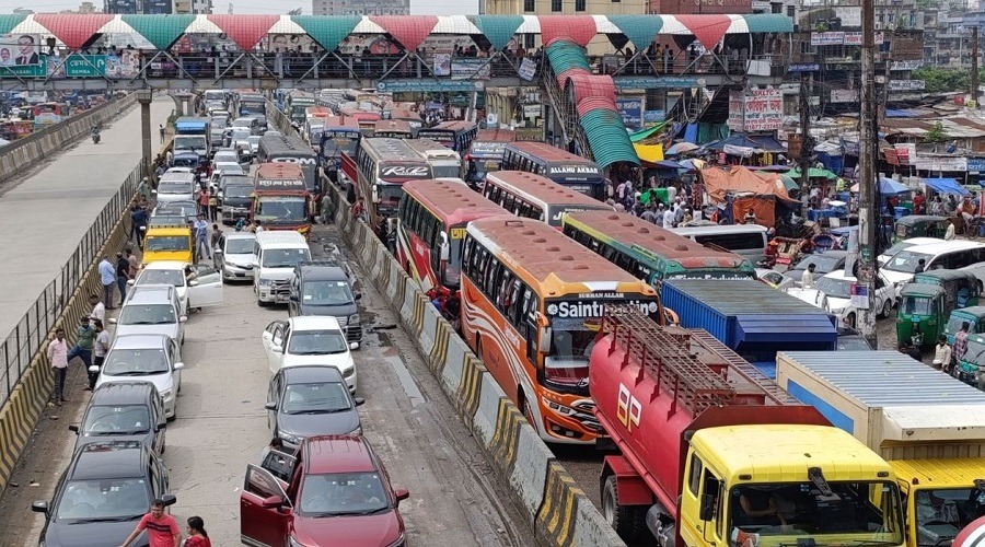 ঢাকা-চট্টগ্রাম মহাসড়কে তীব্র যানজট, ভোগান্তিতে যাত্রীরা