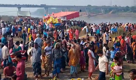 গফরগাঁওয়ে পুরাতন ব্রহ্মপুত্র নদে অষ্টমী স্নান, হাজারো পুণ্যার্থীর ঢল