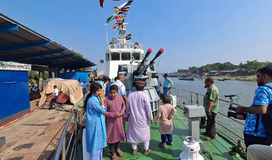 চাঁদপুরে স্বাধীনতা দিবসে উন্মুক্ত ছিল কোস্ট গার্ডের যুদ্ধ জাহাজ