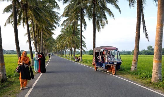 ঝিনাইদহের প্যারিস রোডে উপচে পড়া পর্যটকের ঢল