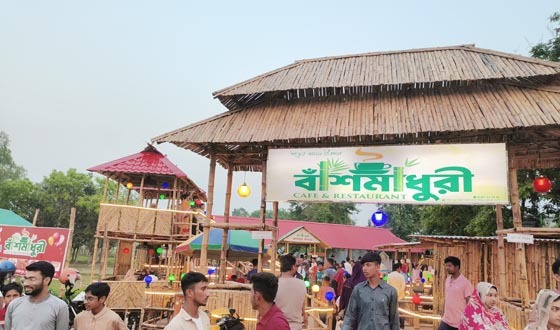 পত্নীতলায় মাধুরী রেস্টুরেন্টে দর্শনার্থীদের উপচেপড়া ভীড়