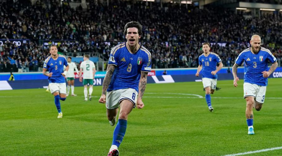 বিশ্বকাপের দৌড়ে টিকে রইলো ইতালি