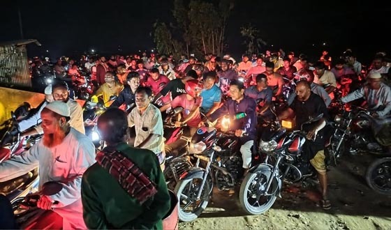 হিলি ফিলিং স্টেশনে পেট্রোল নিতে বাইকের দীর্ঘ ভিড়