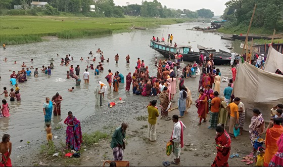 নিকলী বটতলা ভূবেণেশ্বরী কালী বাড়িতে অষ্টমী স্নানে পুর্ণ্যাথীর ঢল