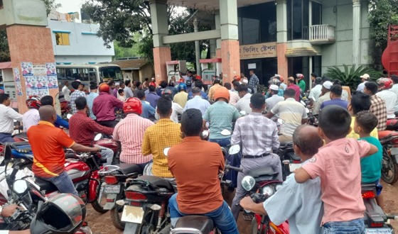 ফুলবাড়ীতে জ্বালানী তেলের তীব্র সংকট, ভোগান্তিতে চালকরা