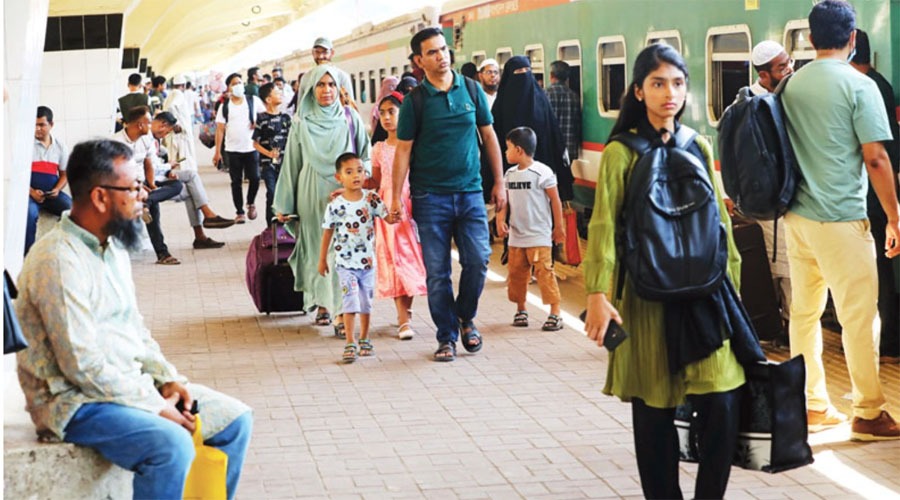 ঈদের লম্বা ছুটির পর চেনা রূপে ফিরছে ঢাকা