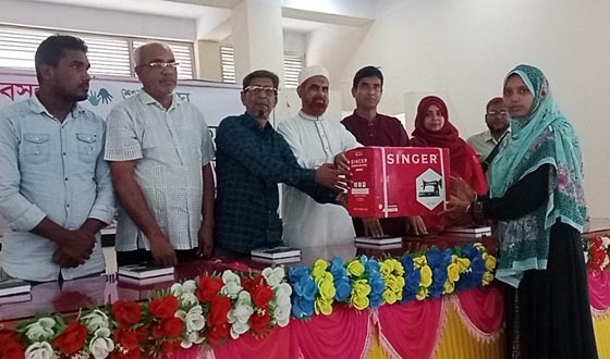 সাপাহারে অসচ্ছল নারীকে সেলাই মেশিন বিতরণ