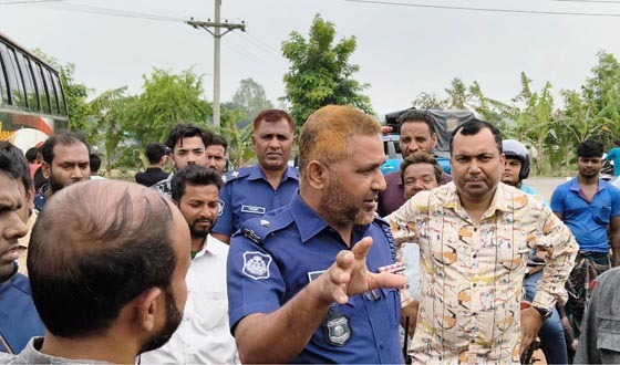 মান্দায় তেল কান্ডে মহাসড়ক অবরোধ