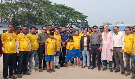 যমুনার বালুচরে সাংবাদিকদের প্রীতি ফুটবল ম্যাচ