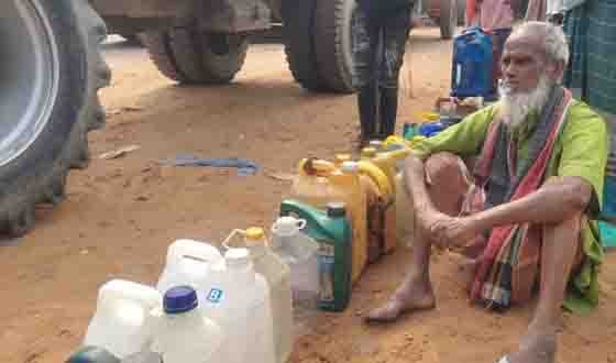 তানোরে জ্বালানি তেলের জন্য পাম্পে দীর্ঘ লাইন কৃষকদের