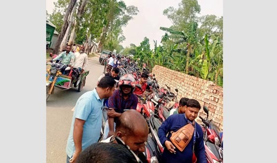 রাজিবপুরে পেট্রোল সংকটে দিশেহারা আরোহী