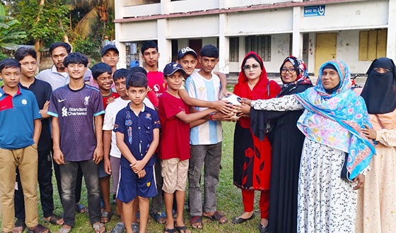 শিক্ষার্থীদের মাঝে নারী নেত্রীর ফুটবল বিতরণ