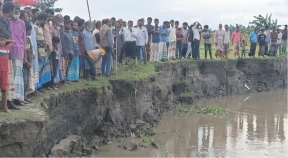 ভূরুঙ্গামারীতে দুধকুমর নদের ভাঙনরোধে মানববন্ধন