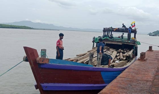টেকনাফ স্থলবন্দরে ১৩ মাস পর মিয়ানমার থেকে এলো কাঠবোঝাই ট্রলার