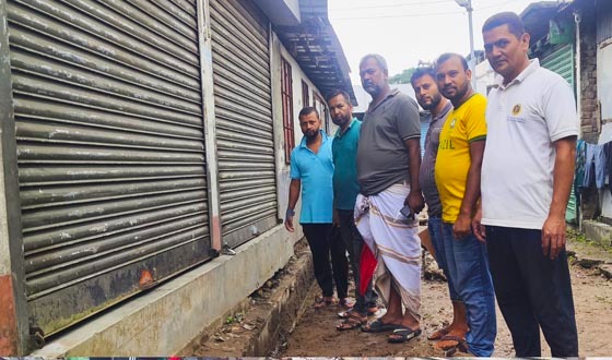 বাবুগঞ্জ বাজারে নিজস্ব অর্থায়নে ড্রেন পরিষ্কার শুরু